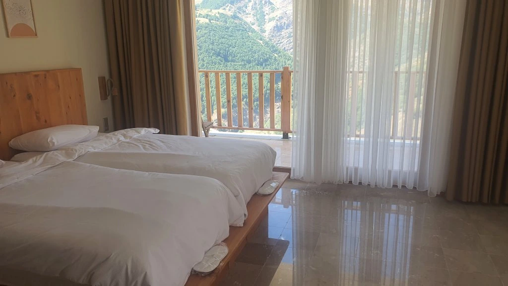 İki yataklı ve balkon kapılı standart oda