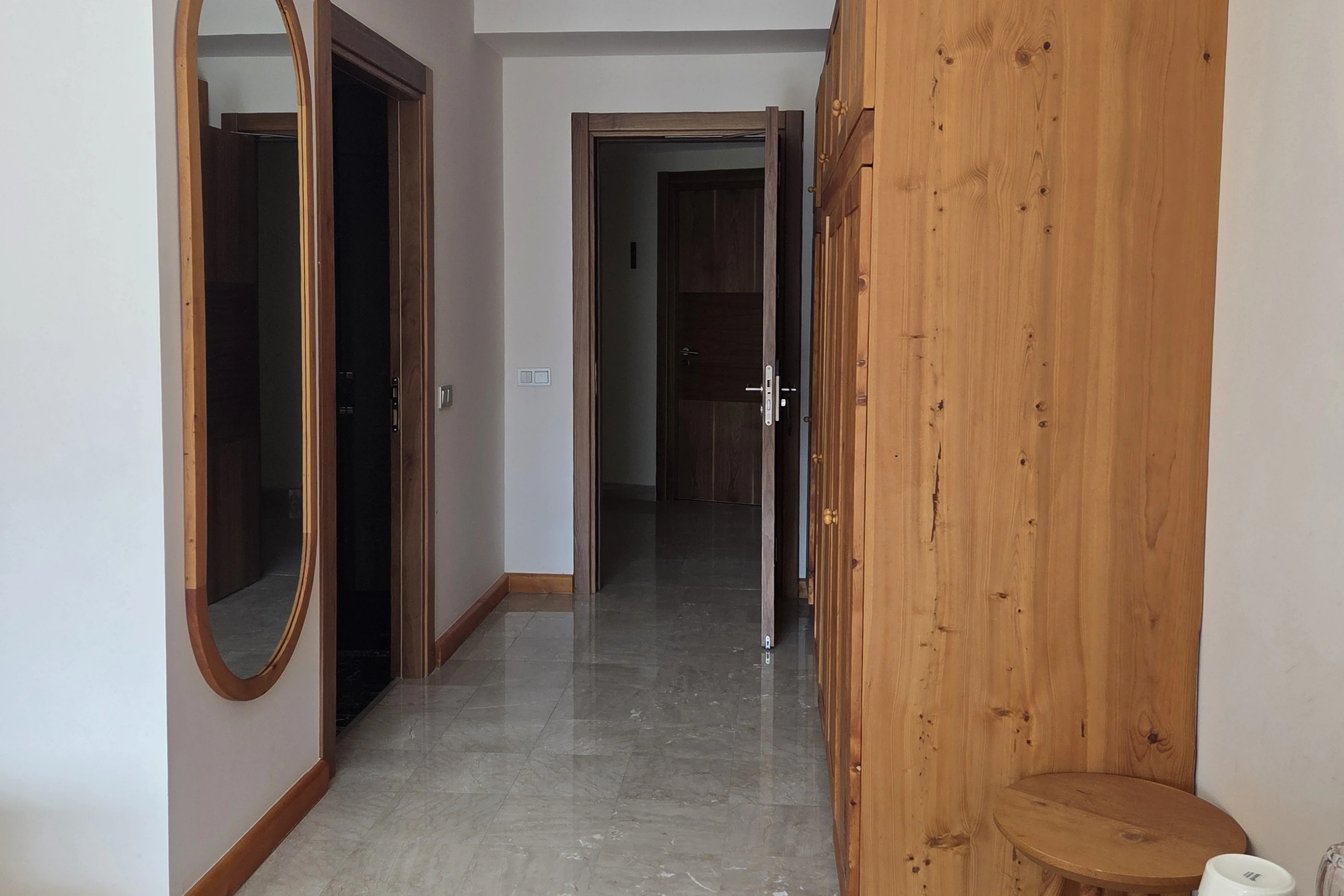 Sedir dolap ve kemerli aynalı süit girişi