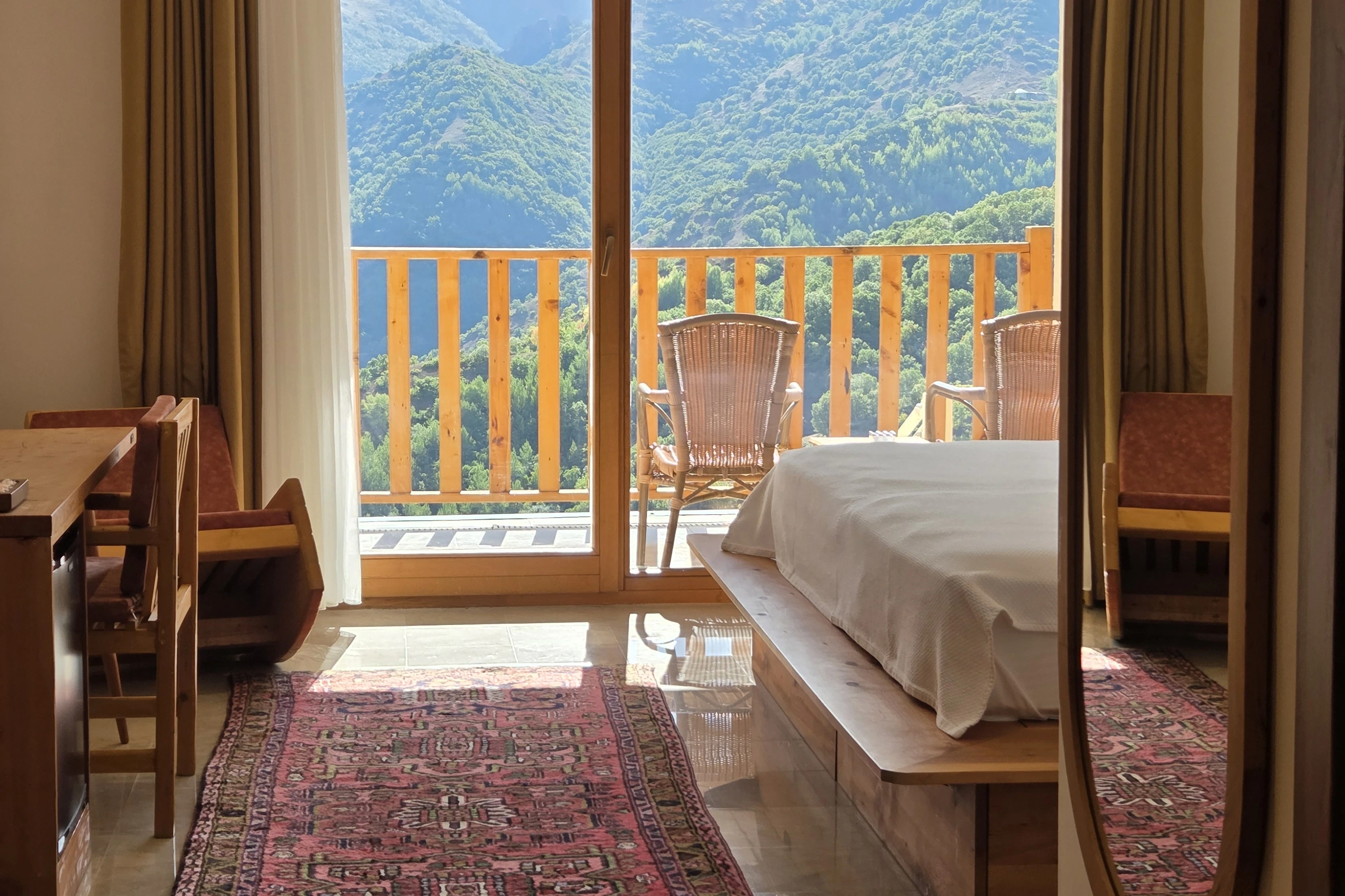 Balkona ve vadiye uzanan kilim yolluklu süit