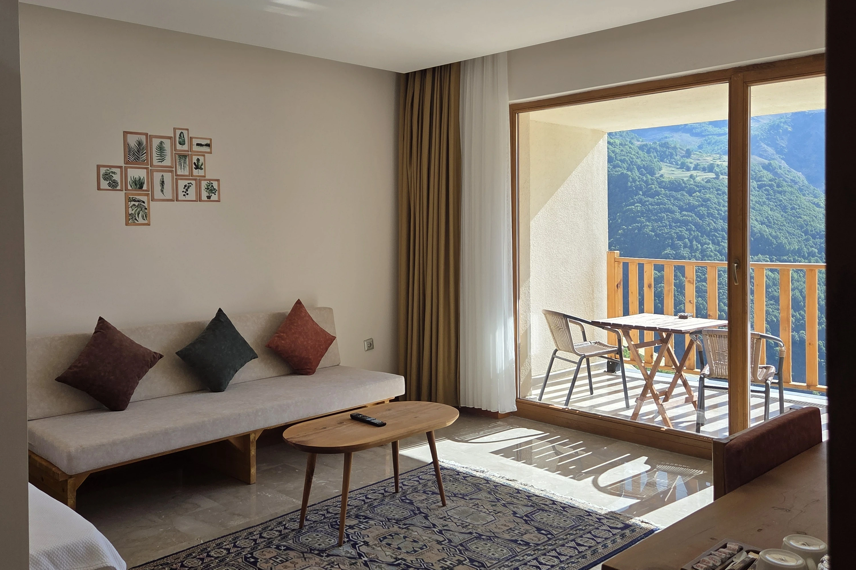 Kanepe, kilim ve balkonlu süit oturma alanı