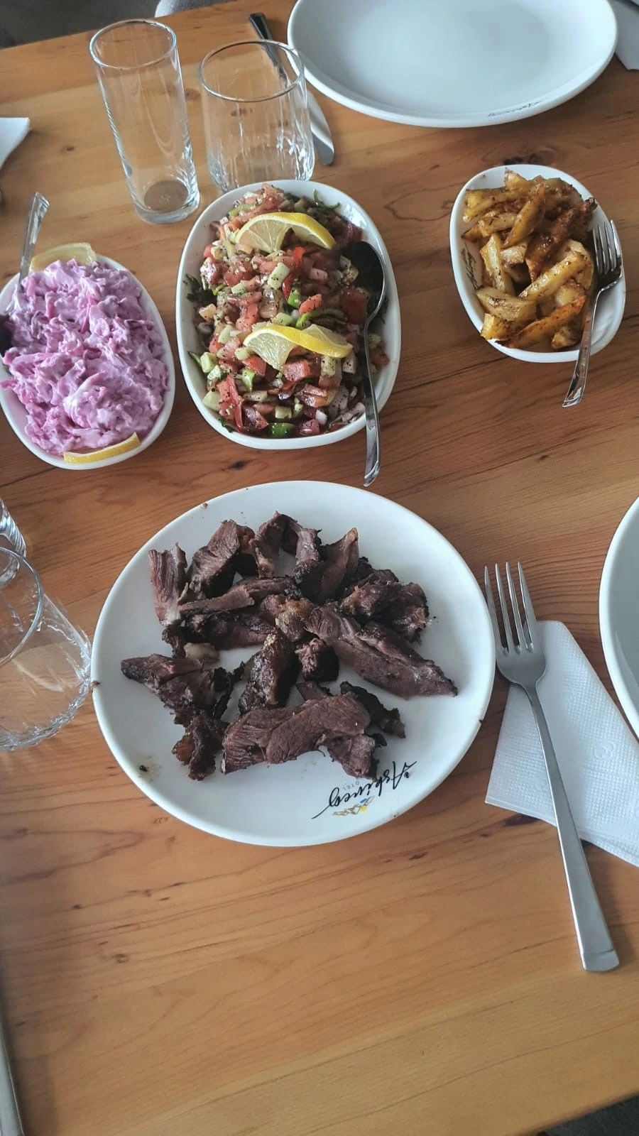 Salatalar, mezeler ve dilimlenmiş kavurmayla dolu masa