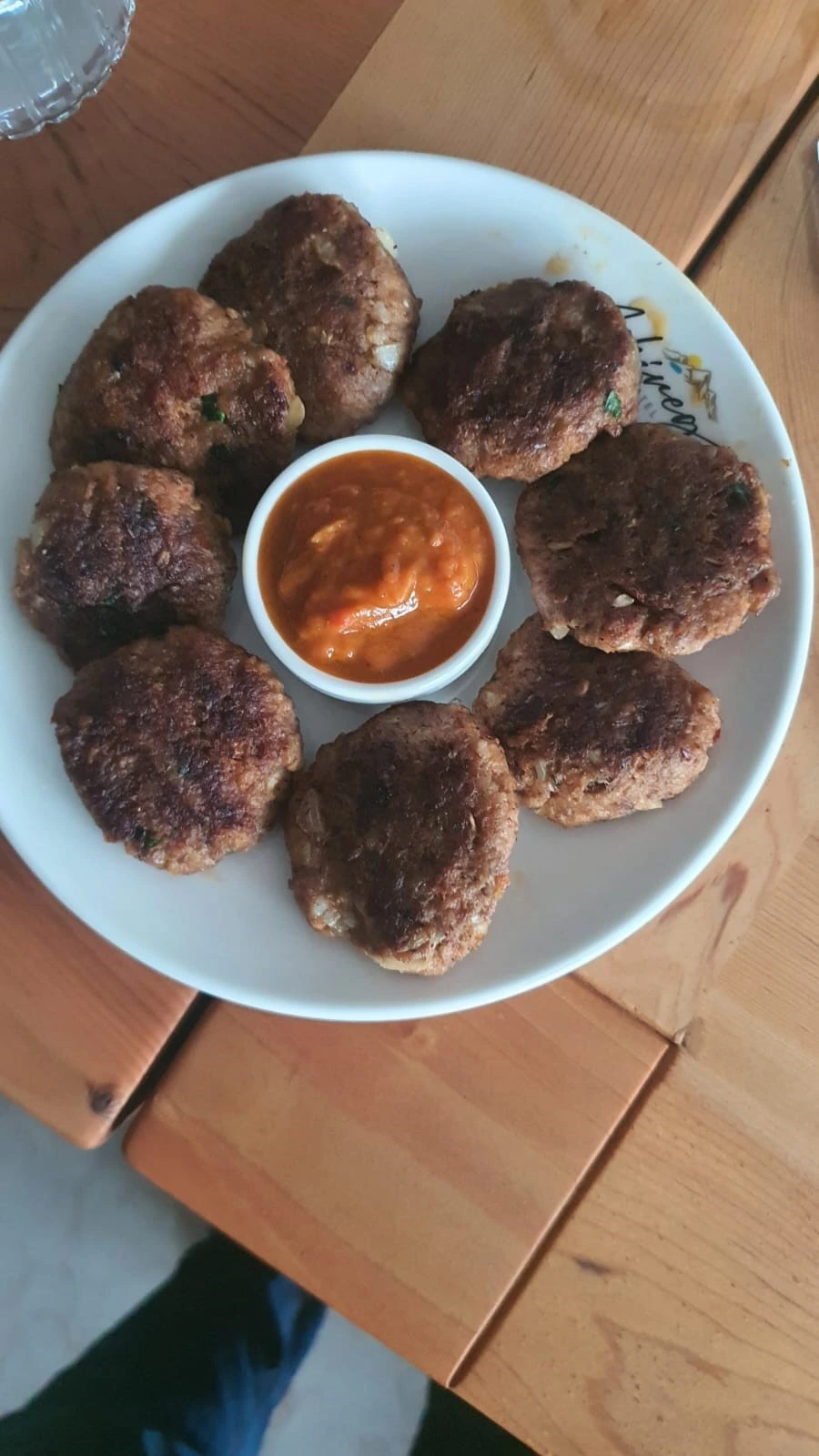 Sosla servis edilen ızgara köfte